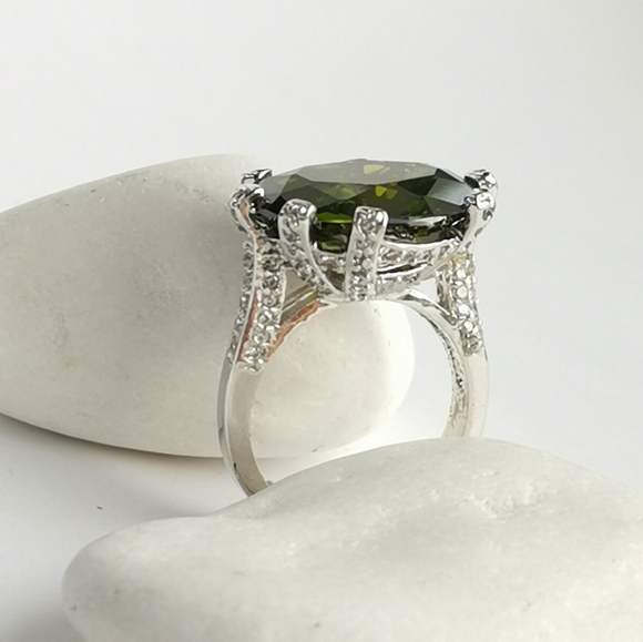 Green CZ Cocktail ring sz 7 - Picture 3 of 6